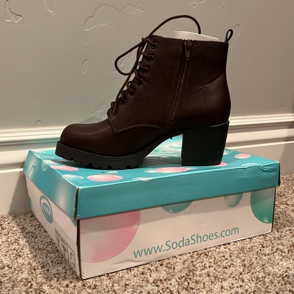 Brown ankle boots from Soda. Size 7.5 heel is 2.5 - Picture 4 of 10